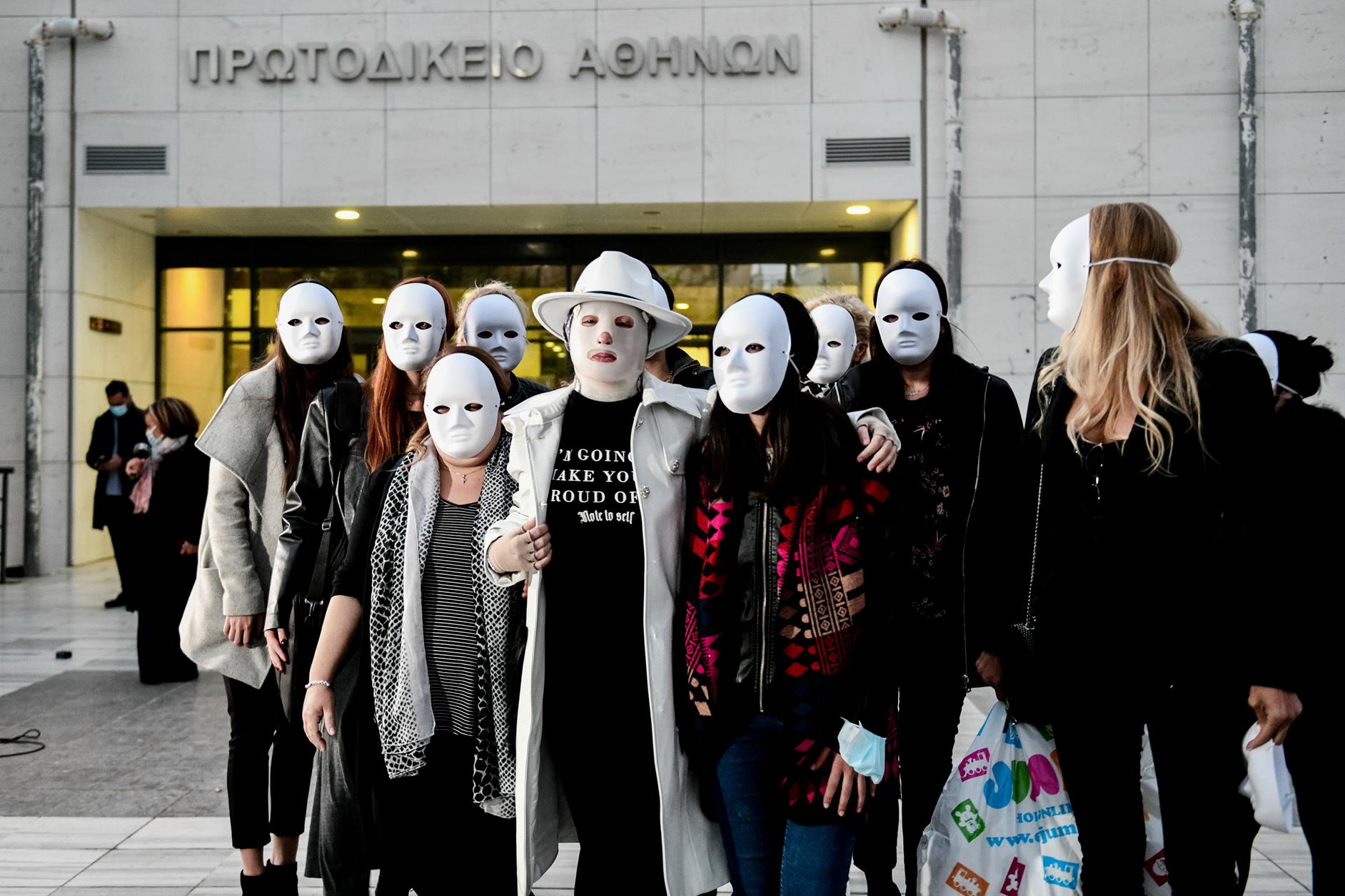 Επίθεση με βιτριόλι: Συγκλόνισε η Ιωάννα και οι φίλες της με τις μάσκες