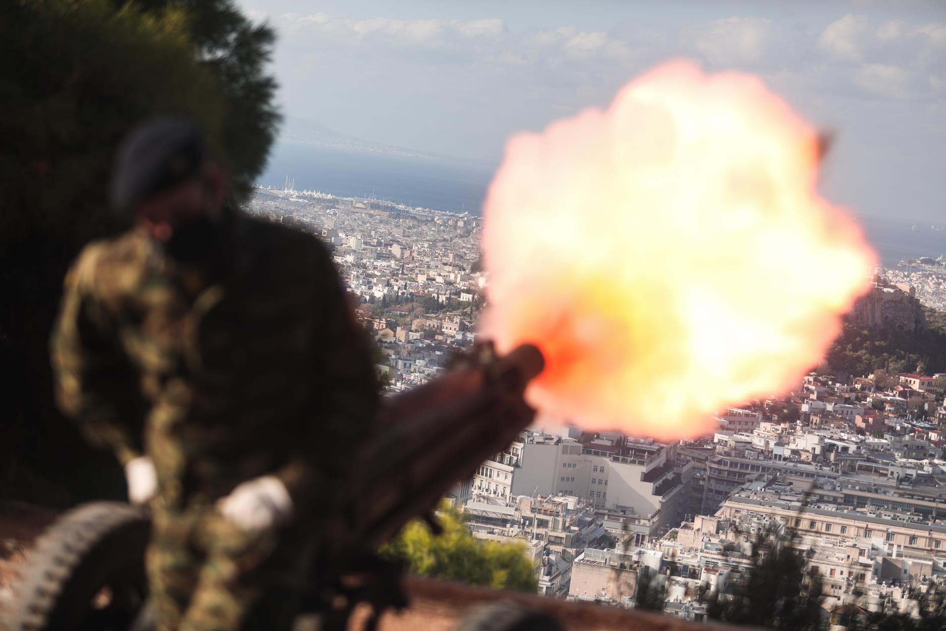 28η Οκτωβρίου: Μπλόκαρε το κανόνι σε ζωντανή μετάδοση στον Λυκαβηττό