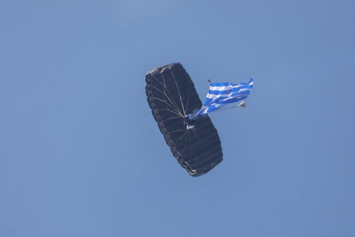Παρέλαση 28 Οκτωβρίου 2021: Η συγκλονιστική πτώση των αλεξιπτωτιστών