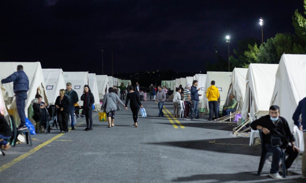 Ηράκλειο: Άρχισε η μετεγκατάσταση οικογενειών από τις σκηνές στο κλειστό γυμναστήριο Αρκαλοχωρίου