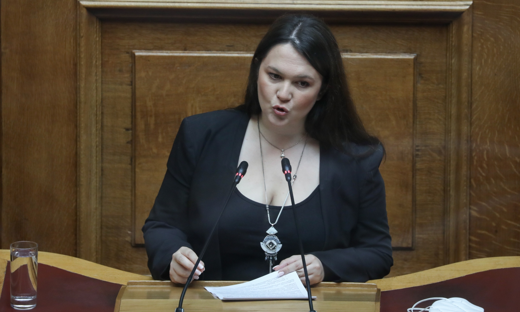 Κωνσταντίνα Αδάμου: Ποια είναι η ανεξάρτητη βουλευτής που υπερψήφισε την αμυντική συμφωνία Ελλάδας -Γαλλίας