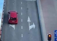 Βίντεο σοκ: Αυτοκίνητο με ολόκληρη οικογένεια μέσα γκρεμίζεται από γέφυρα που σηκώνεται