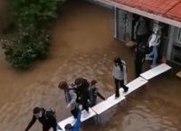 Μπάλλος: Μαθητές στη Νέα Φιλαδέλφεια έφτιαξαν γέφυρα με θρανία για να φύγουν από πλημμυρισμένο σχολείο