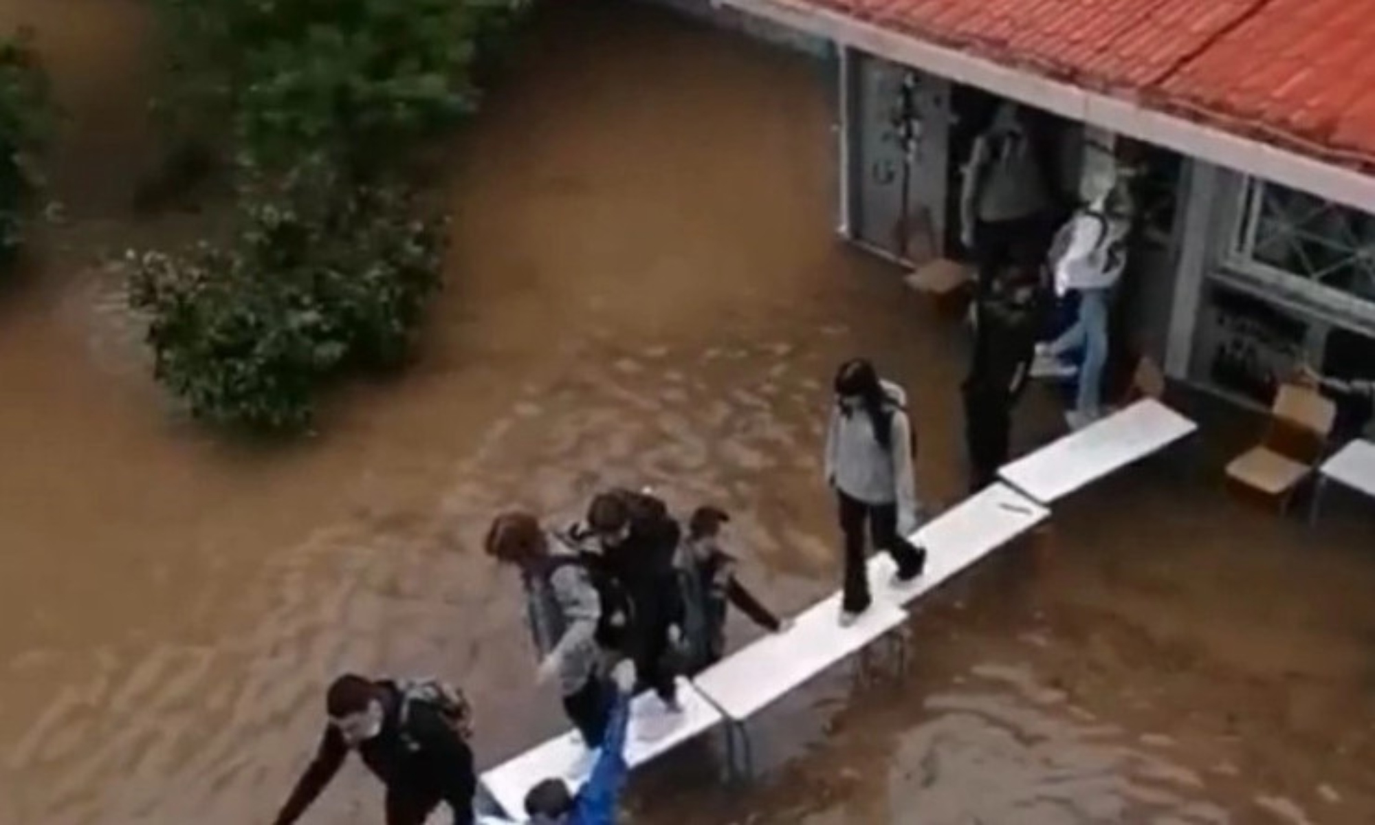 Μπάλλος: Μαθητές στη Νέα Φιλαδέλφεια έφτιαξαν γέφυρα με θρανία για να φύγουν από πλημμυρισμένο σχολείο