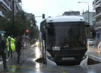 Θεσσαλονίκη: Άνοιξε κεντρικός δρόμος και «κατάπιε» λεωφορείο