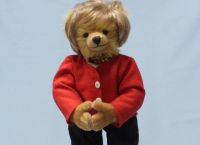 Μέρκελ: Γερμανική παιχνιδοποιία αποχαιρετά την καγκελάριο με ένα συλλεκτικό λούτρινο αρκουδάκι