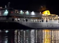Σύρος: Το Blue Star 2 μπαίνει στο λιμάνι και με μια μανούβρα δένει σε μόλις τρία λεπτά Σύρος: Το Blue Star 2 μπαίνει στο λιμάνι και με μια μανούβρα δένει σε μόλις τρία λεπτά