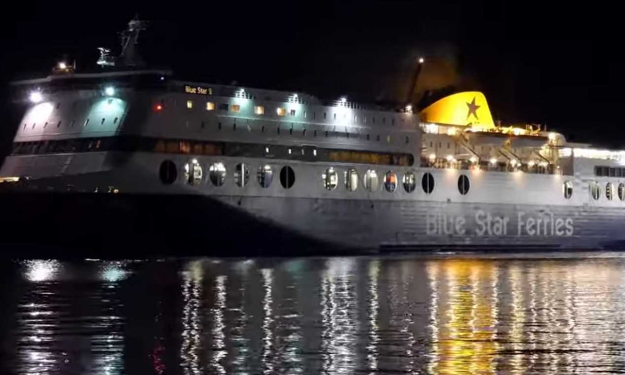 Σύρος: Το Blue Star 2 μπαίνει στο λιμάνι και με μια μανούβρα δένει σε μόλις τρία λεπτά