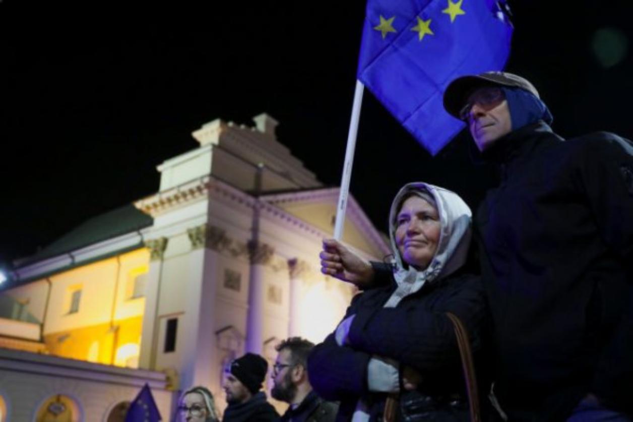 Πολωνία: Χιλιάδες πολίτες στους δρόμους υπέρ της παραμονής στην ΕΕ