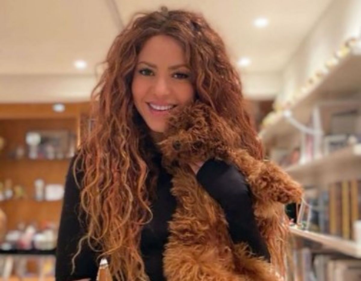 Shakira: Αγκαλιά με τα κατοικίδια της για το World Animal Day