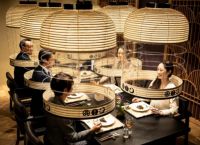 Κορωνοϊός: Δείπνο με το κεφάλι μέσα σε αμπαζούρ – Η ιαπωνική λύση στην πανδημία