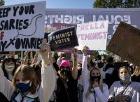 Οι ΗΠΑ φέρνουν ξανά τη συζήτηση για τις αμβλώσεις στο προσκήνιο