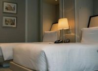 Κρυφές κάμερες: Πρώην χάκερ αποκαλύπτει πως μπορείτε να τις εντοπίσετε σε δωμάτια ξενοδοχείων