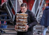 Viral φωτογραφία: Οπαδός μετέφερε 48 ποτήρια μπίρας στις κερκίδες