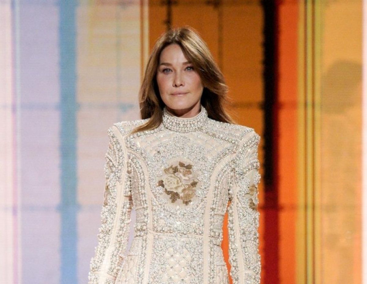 Carla Bruni: Έλαμψε με το super mini στο επετειακό show του Balmain