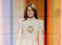 Carla Bruni: Έλαμψε με το super mini στο επετειακό show του Balmain Carla Bruni: Έλαμψε με το super mini στο επετειακό show του Balmain