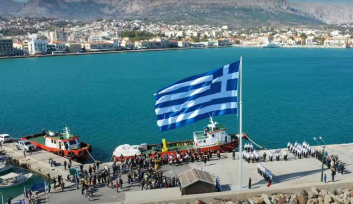 Γιγάντια ελληνική σημαία υψώθηκε στο λιμάνι της Χίου