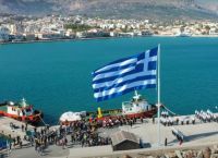 Γιγάντια ελληνική σημαία υψώθηκε στο λιμάνι της Χίου