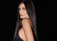 Η Ντέμι Μουρ θαυμάζει ένα τεράστιο πέος – Δείτε τι φωτογραφία ανέβασε