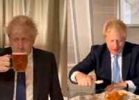 Μπόρις Τζόνσον: Τρώει fish and chips και πίνει μπίρα online