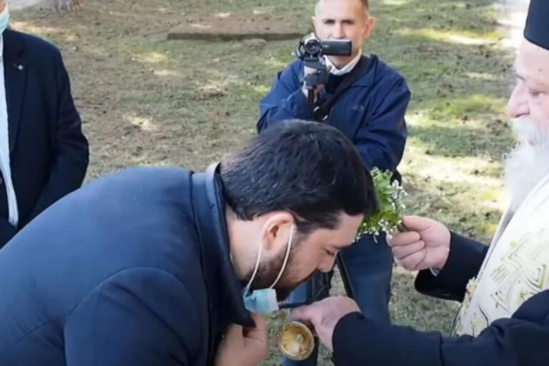 Μητροπολίτης Γρεβενών: Κατέβαζε τις μάσκες επισήμων για να φιλήσουν το σταυρό