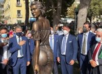 Ιταλία: Σφοδρές αντιδράσεις για άγαλμα μίας αγρότισσας – Τι προκάλεσε τον σάλο