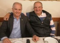 Κώστας Καραμανλής: Με τη Νατάσα Παζαϊτη και φίλους σε ταβέρνα για σπέσιαλ παϊδάκια στα κάρβουνα