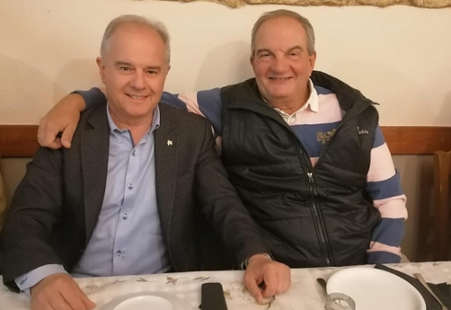 Κώστας Καραμανλής: Με τη Νατάσα Παζαϊτη και φίλους σε ταβέρνα για σπέσιαλ παϊδάκια στα κάρβουνα