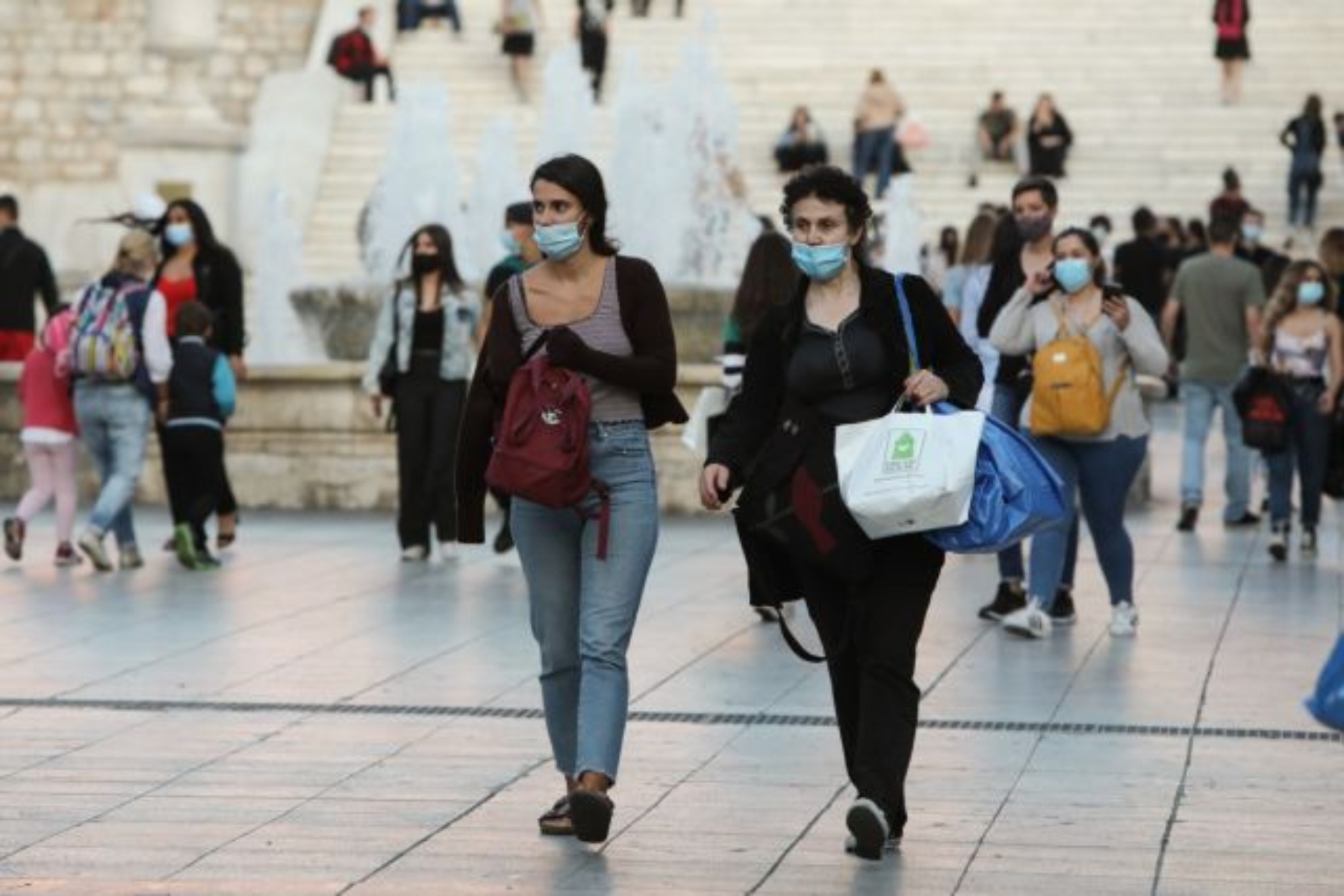 Κορωνοϊός: Τι πρέπει να κάνουν οι εμβολιασμένοι αν έρθουν σε επαφή με κρούσμα