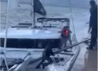Μαρίνα Αλίμου: Βίντεο ντοκουμέντο από τη διάσωση επιβατών καταμαράν που τσακίστηκε στα βράχια Μαρίνα Αλίμου: Βίντεο ντοκουμέντο από τη διάσωση επιβατών καταμαράν που τσακίστηκε στα βράχια