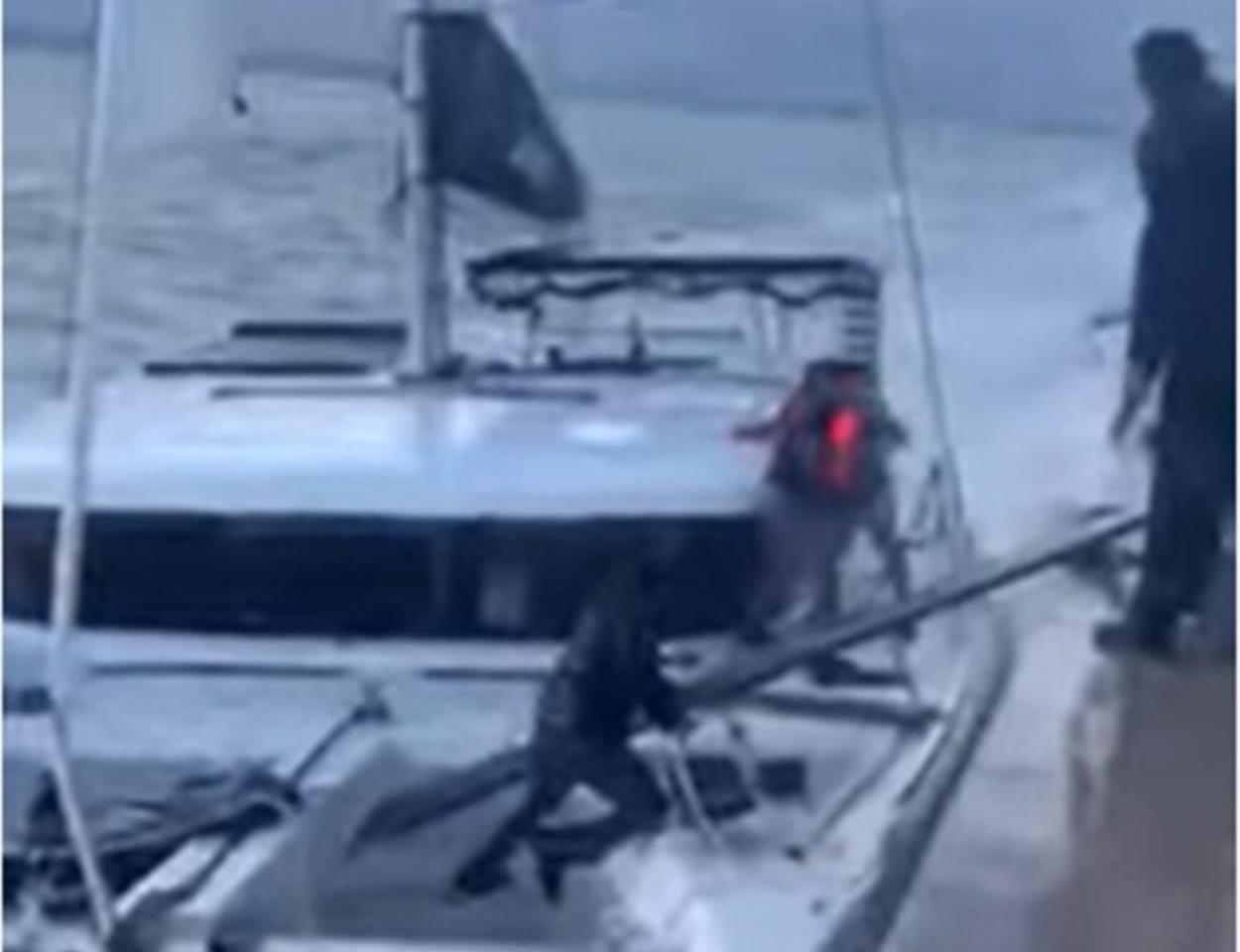 Μαρίνα Αλίμου: Βίντεο ντοκουμέντο από τη διάσωση επιβατών καταμαράν που τσακίστηκε στα βράχια