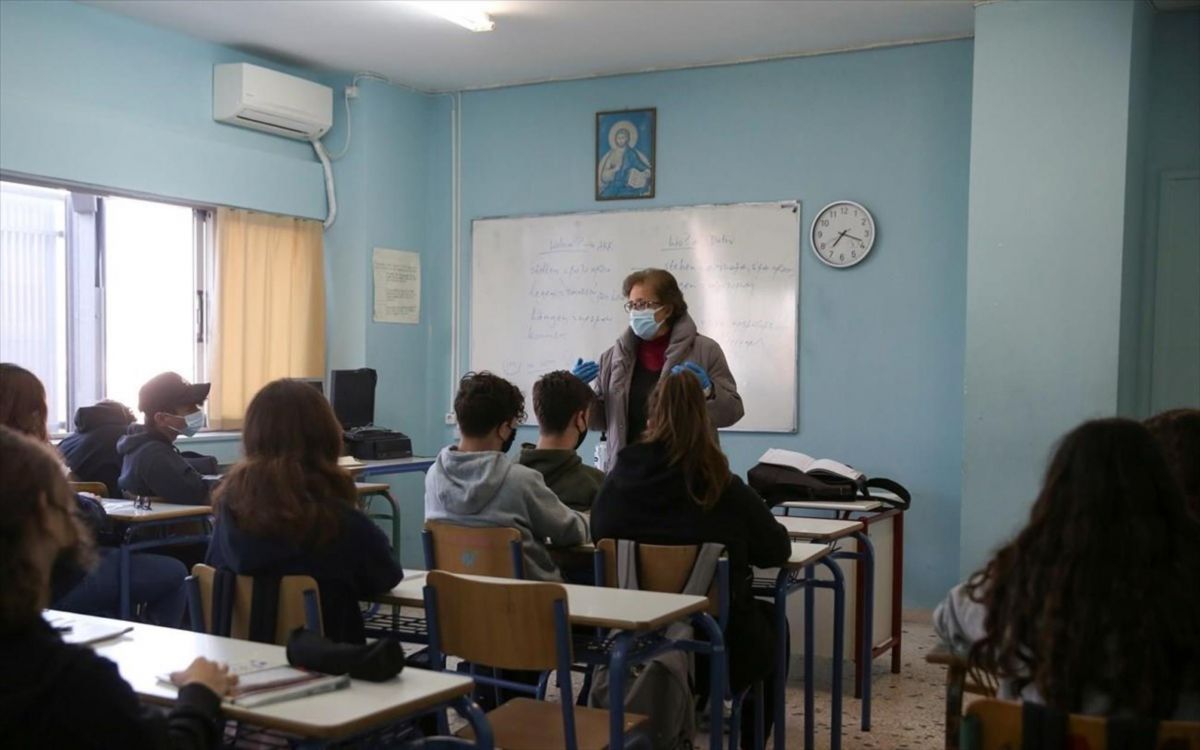 Μακρή: Κλειστά τρία στα 90.000 τμήματα – Κάτω του 1% τα κρούσματα