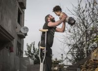 Η φωτογραφία της χρονιάς: Η εικόνα-γροθιά στο στομάχι πατέρα και γιου με φόντο τον πόλεμο στη Συρία