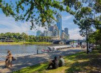 Μελβούρνη: Η πόλη με το μεγαλύτερο lockdown χαλαρώνει τα μέτρα