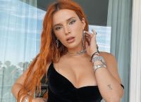 Μπέλα Θορν: Γυμνές αγκαλιές με μια φίλη της για την Παγκόσμια Ημέρα Coming Out