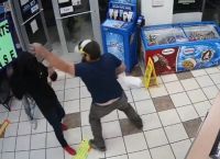 Απίθανο βίντεο: Πρώην πεζοναύτης αφοπλίζει επίδοξους ληστές