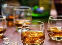 Ρωσία: Προτείνουν σε πολίτες να ανταλλάξουν αλκοόλ με τρόφιμα λόγω των θανάτων από «μπόμπες»