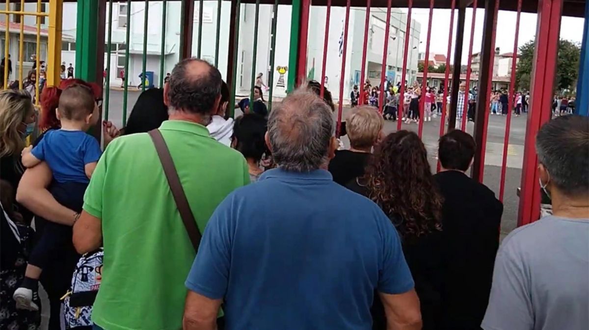 Σεισμός στην Κρήτη: Πανικόβλητοι γονείς έτρεχαν να πάρουν τα παιδιά τους