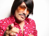 Τόνι Σφήνος: Σπάνια εμφάνιση χωρίς την περούκα και τα ρούχα της περσόνας