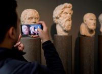 Social media: Πως «τουίταραν» οι αρχαίοι φιλοσοφοι και το παράδειγμα του Σωκράτη