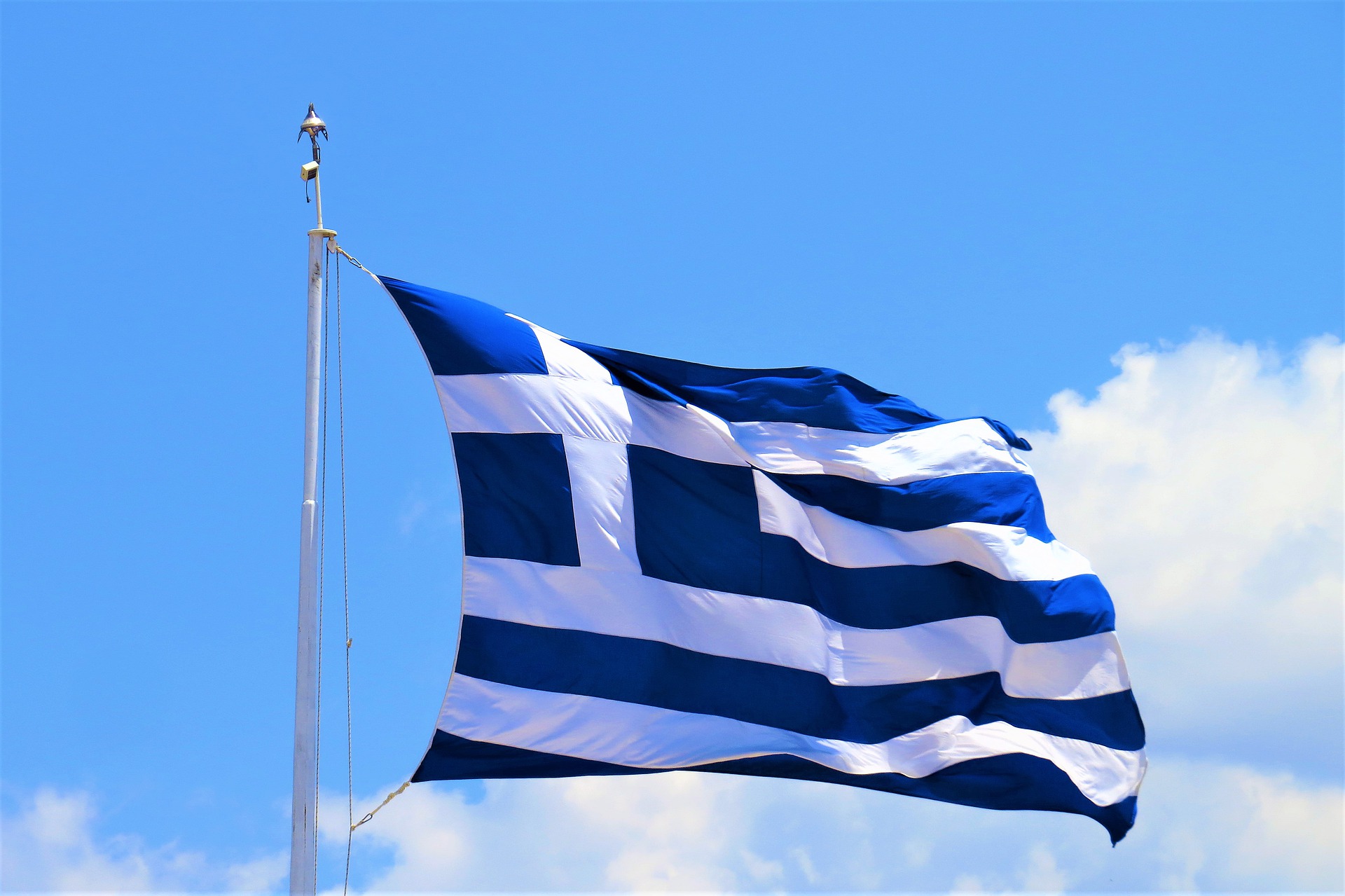 Ελληνική σημαία: Γιατί είναι κυανόλευκη, γιατί έχει 9 λωρίδες
