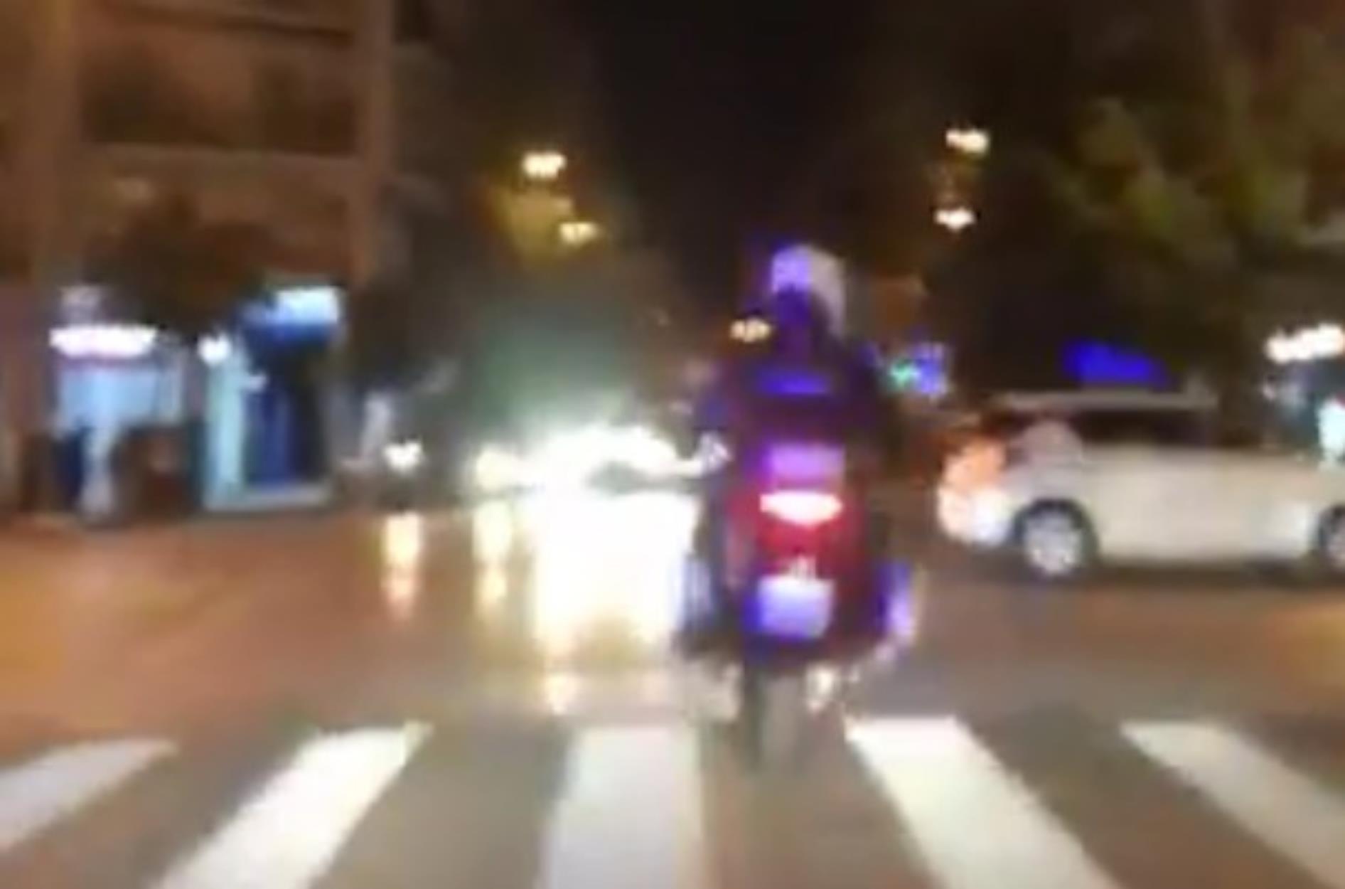 Viral βίντεο: Αστυνομικοί έκαναν 4 λεπτά από Κολωνό στο Παίδων για να σώσουν ένα παιδί