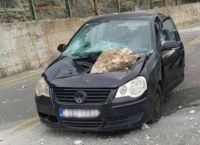 Αράχωβα: Ουρανοκατέβατος βράχος διέλυσε αυτοκίνητο