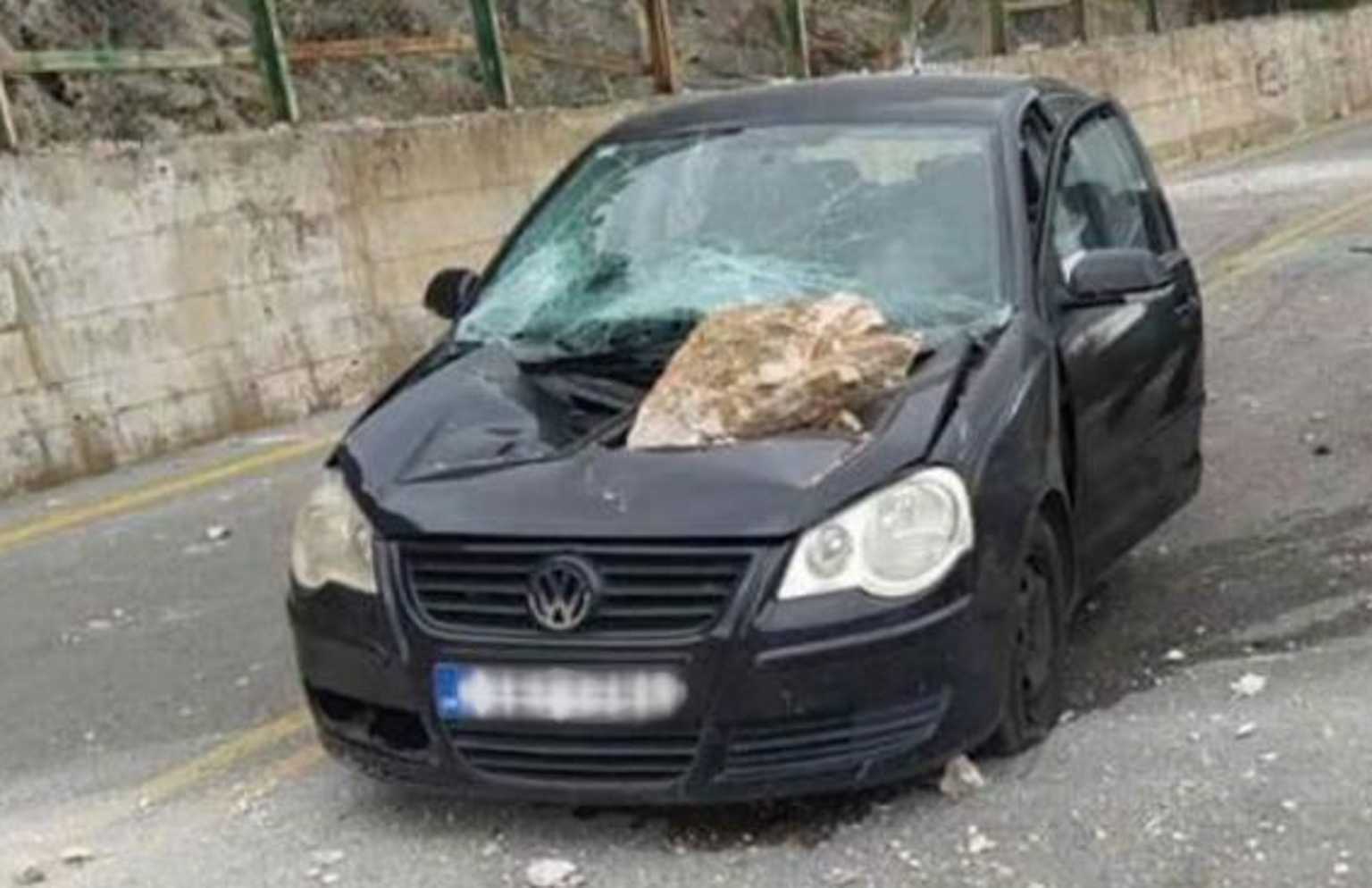 Αράχωβα: Ουρανοκατέβατος βράχος διέλυσε αυτοκίνητο