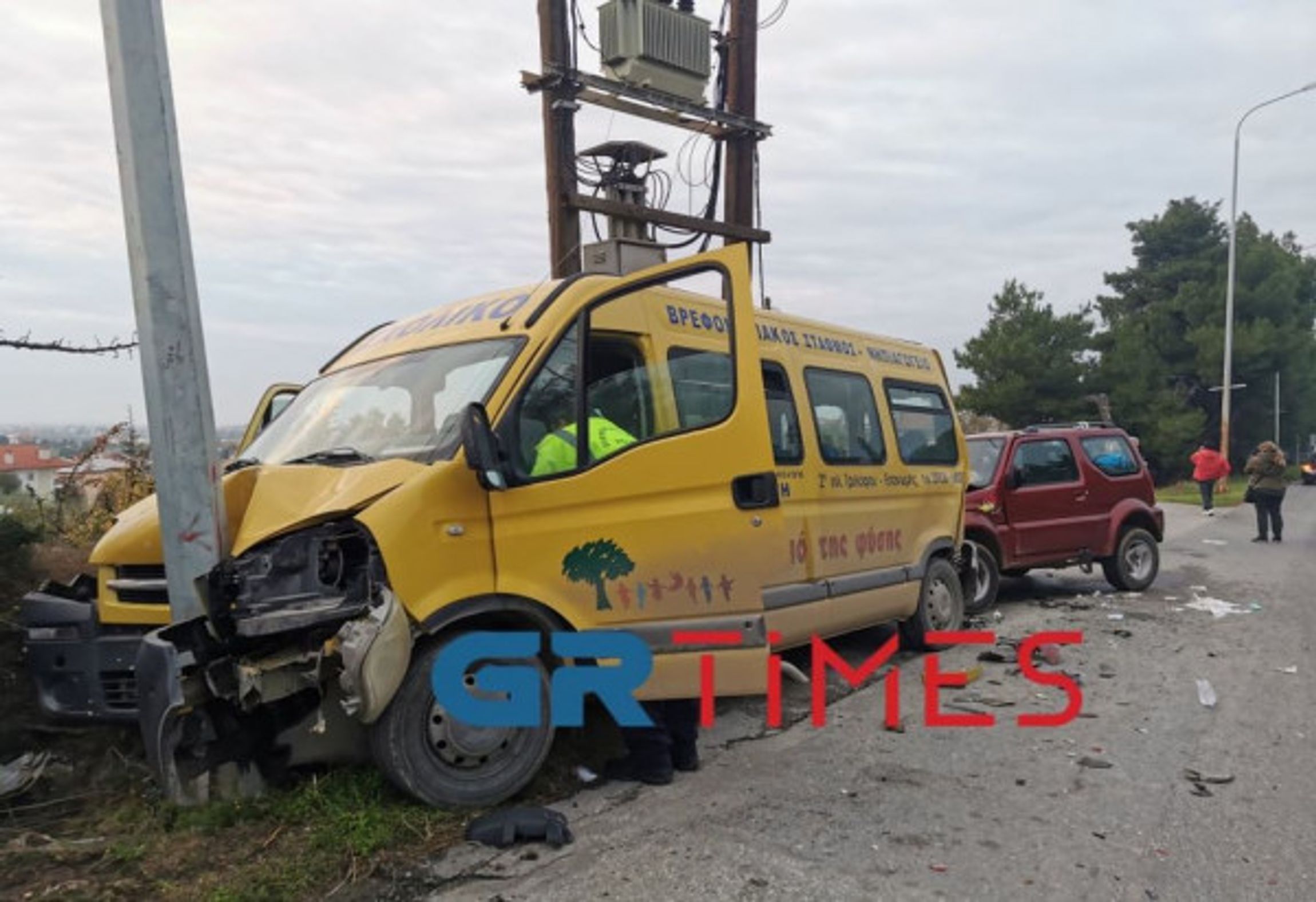 Θεσσαλονίκη: Τροχαίο μεταξύ ενός τζιπ με ένα σχολικό λεωφορείο