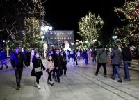 Κυβερνητικές πηγές: Χωρίς νέα μέτρα αλλά Xριστούγεννα στο σπίτι για τους ανεμβολίαστους