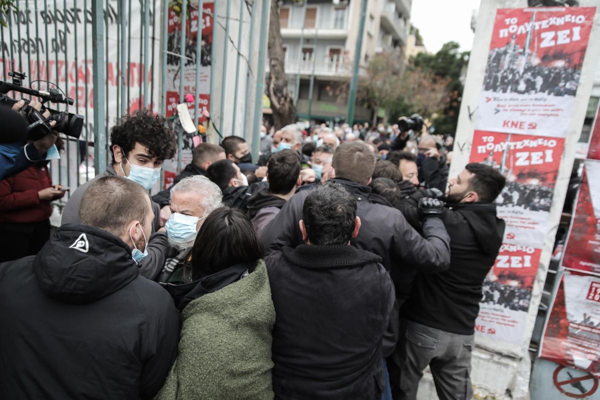 Πολυτεχνείο: Ένταση με την αντιπροσωπεία της Βουλής και του ΣΥΡΙΖΑ – Κατέθεσε στεφάνι η ΠτΔ