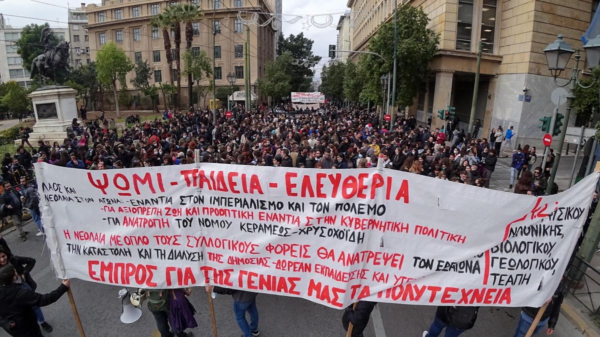 Πολυτεχνείο: Ξεκίνησε η πορεία προς την αμερικανική πρεσβεία