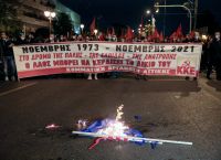 Πολυτεχνείο: Διαδηλωτές έκαψαν την σημαία των ΗΠΑ