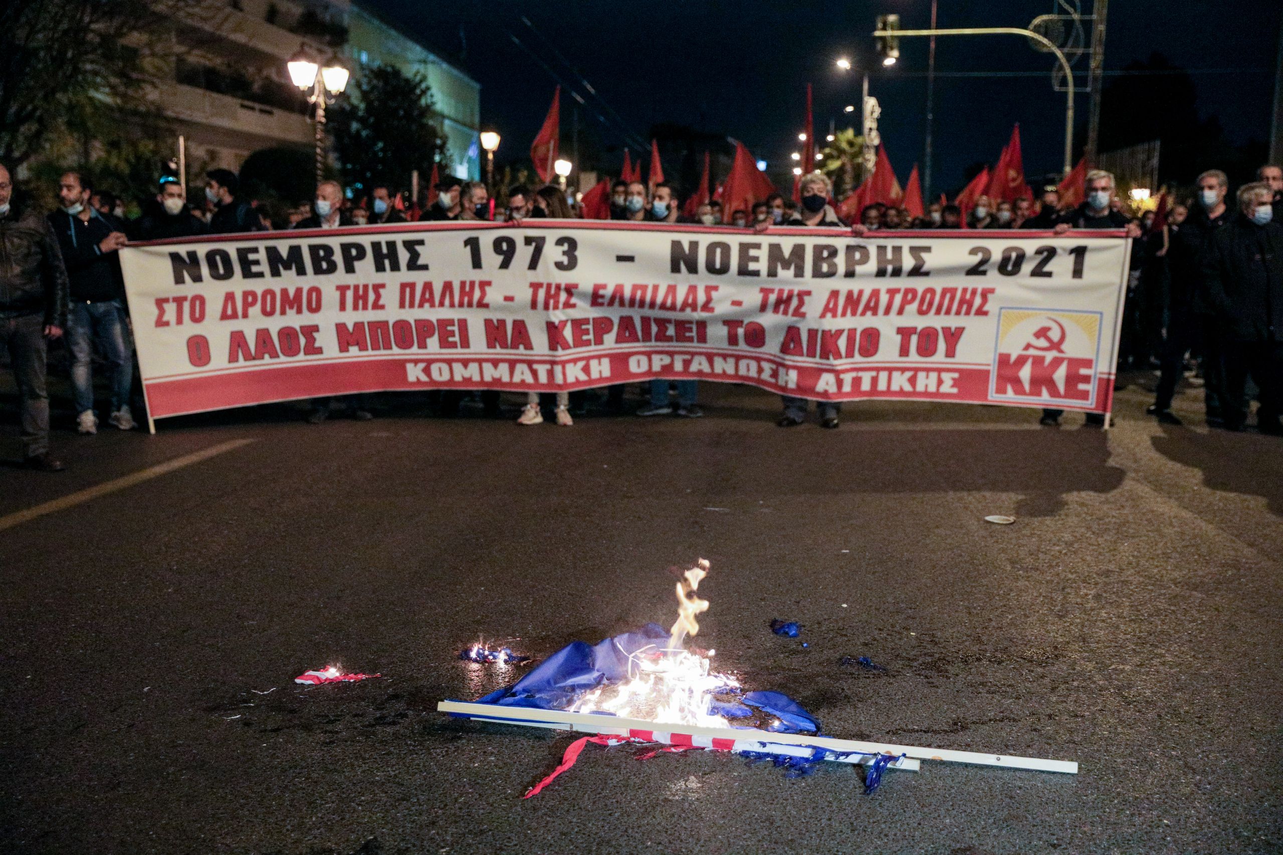 Πολυτεχνείο: Διαδηλωτές έκαψαν την σημαία των ΗΠΑ
